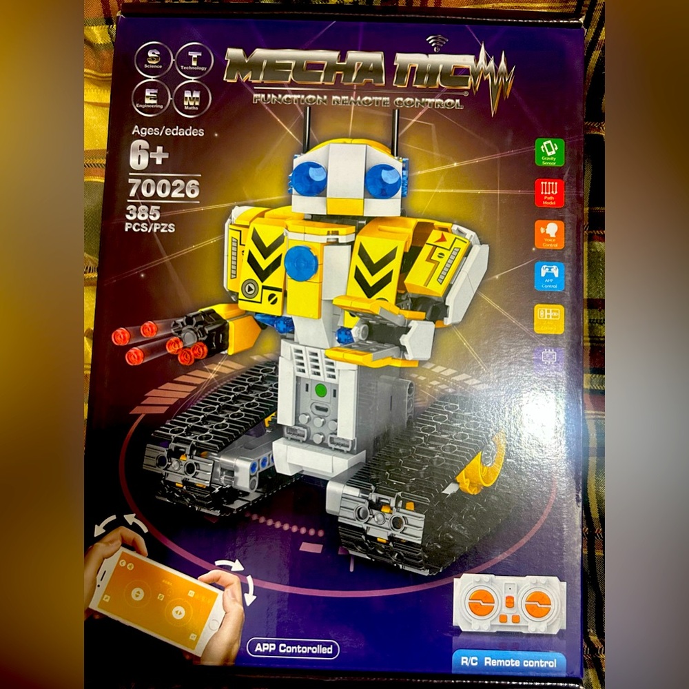 ✨BNIB✨ STEM toy robot with building blocks and remote control